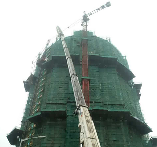 平度吊车在工地上作业